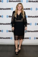 Kelly Clarkson Height, Age & Measurements – How Tall Is Kelly Clarkson?